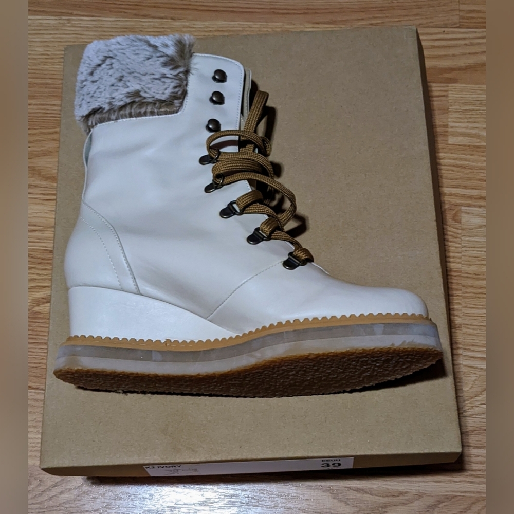 Bhava Vegan Boots 39 8.5/9 Ivory Wedge Faux Fur RARE K2 Winter Gift Idea